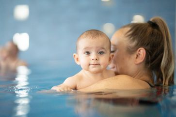 Mama mit Baby beim Babyschwimmen ab 10 Wochen