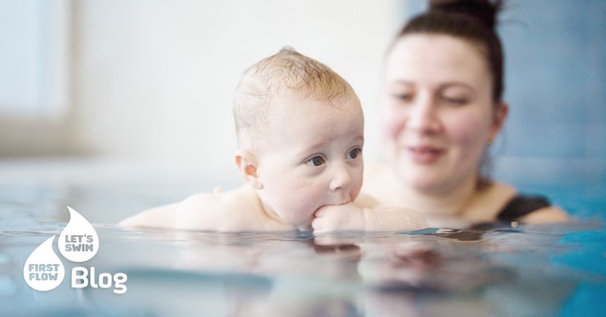 Baby im Wasser beim Babyschwimmen sucht Nähe zur Mutter – unsicherer Moment im Babyschwimmkurs