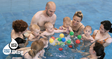 Eltern mit ihren Babys und Kleinkindern beim Babyschwimmen mit H2O Wasser erleben