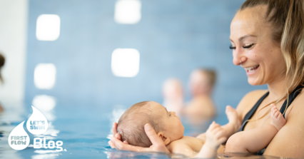 Mama hält ihr Baby im Wasser beim Babyschwimmkurs – spielerisches Tauchen und Wassergewöhnung nach der Methode Iris Augsburger.