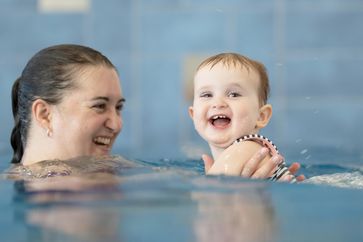 Kleinkind beim Babyschwimmen 15 Monate mit Mama im Wasser