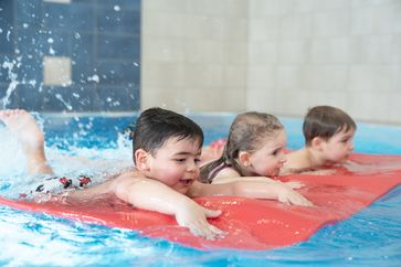 Kinder im Schwimmkurs 2,5 bis 4 Jahre im Wasser
