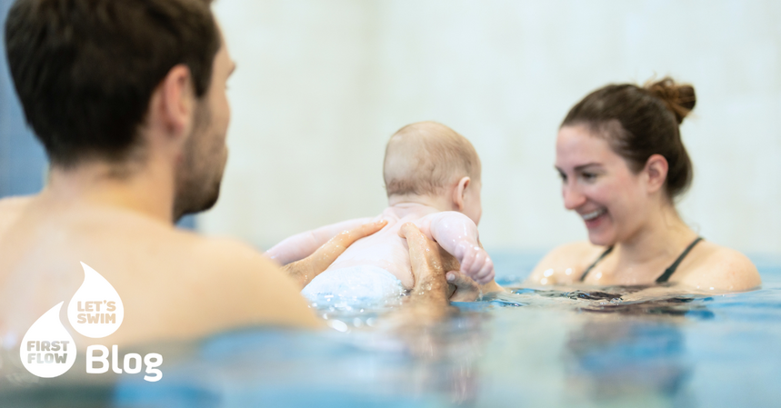 Eltern begleiten ihr Baby beim Babyschwimmen im Wasser.