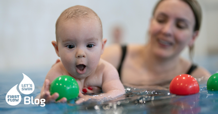 Baby erkundet beim Babyschwimmen spielerisch das Wasser und sammelt wertvolle Bewegungserfahrungen.