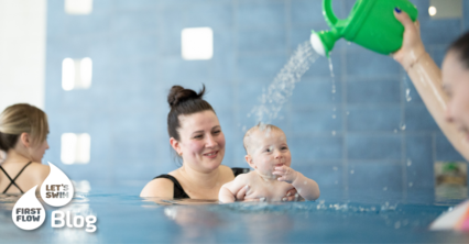 Mama hält ihr Baby im Wasser im Babyschwimmkurs – gemeinsames Lernen, Bewegung und Freude im First Flow Babyschwimmen.