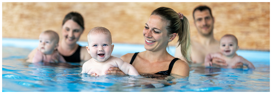 Babyschwimmen bei First Flow – Eltern mit Kindern gemeinsam im warmen Wasser